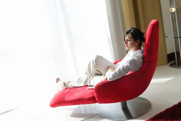 Feliz joven mujer relajarse en casa — Foto de Stock