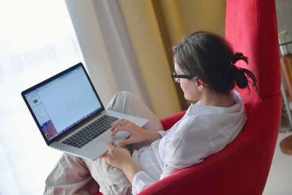 Woman using a laptop computer — Stock Photo, Image