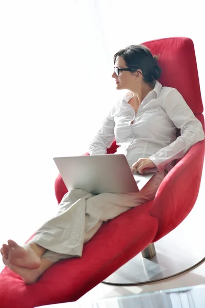 Mulher usando um computador portátil — Fotografia de Stock