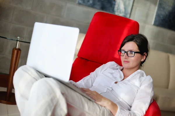 Woman using a laptop computer — Stock Photo, Image