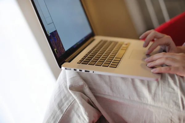 Woman using a laptop computer — Stock Photo, Image