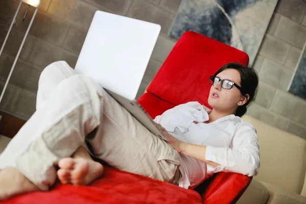 Mujer usando un ordenador portátil — Foto de Stock