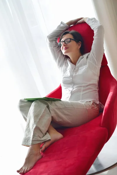 Woman using tablet pc — Stock Photo, Image