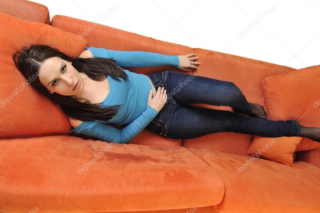 Негр передернул влагалище подруги на оранжевом диване