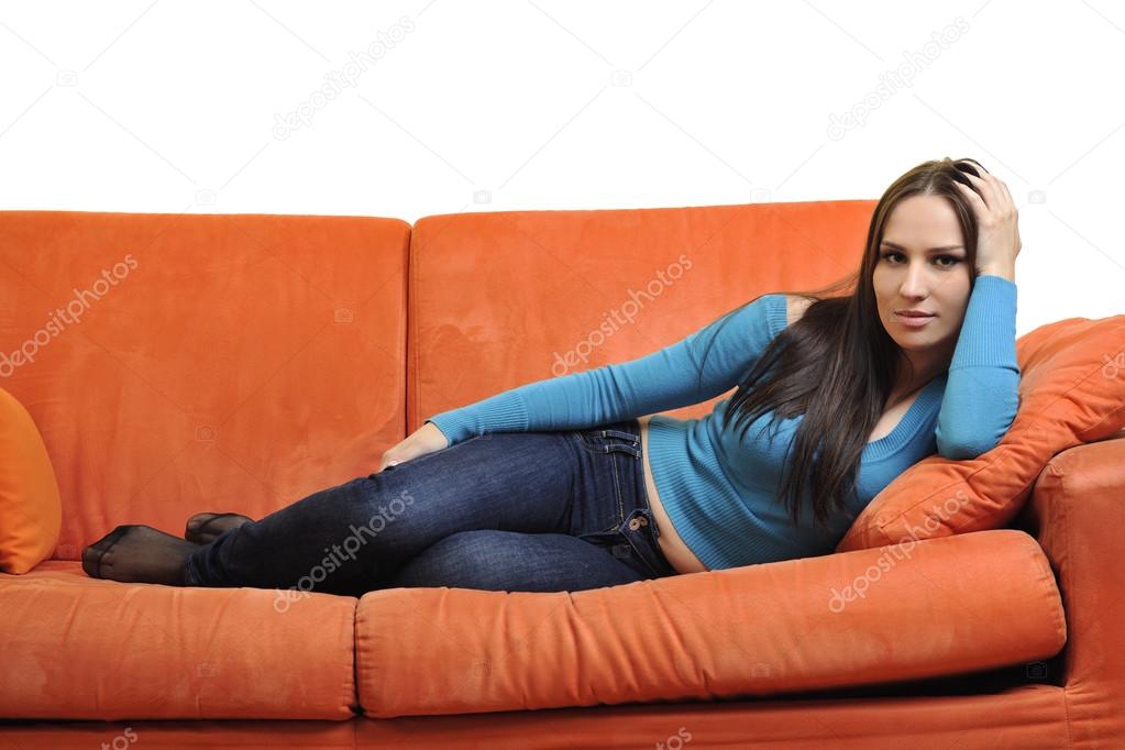 Негр передернул влагалище подруги на оранжевом диване