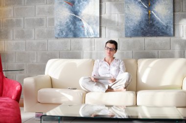 Tablet kullanan kadın