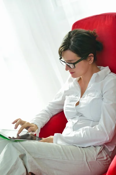 Mujer usando tableta pc — Foto de Stock