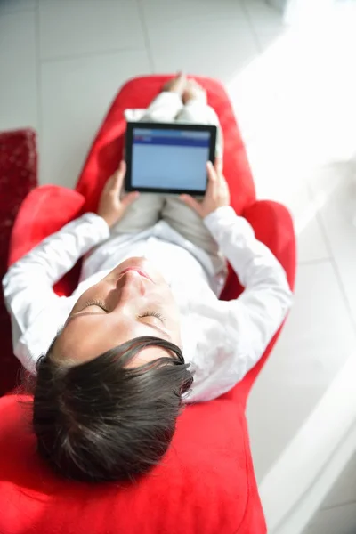 Frau benutzt Tablet-PC — Stockfoto