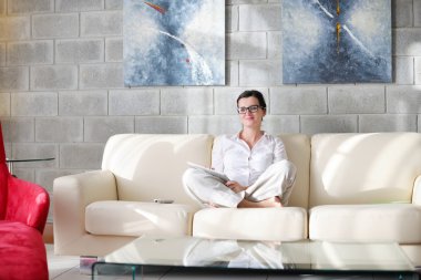 Evde tablet kullanan kadın