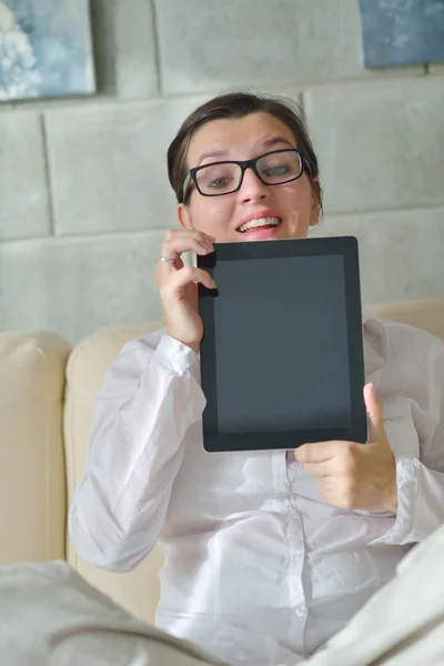 Mujer usando tableta pc — Foto de Stock