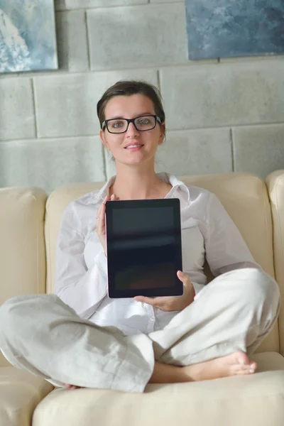 Frau benutzt Tablet-PC — Stockfoto