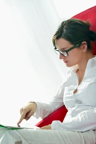 Kobieta stosująca tabletkę pc — Zdjęcie stockowe