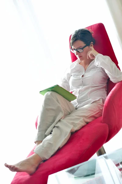 Mujer usando tableta PC en casa — Foto de Stock