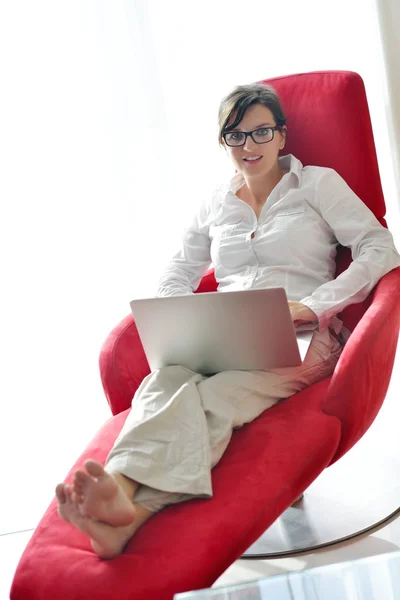 Mujer usando una computadora portátil en casa — Foto de Stock