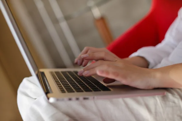 Mujer usando una computadora portátil en casa — Foto de Stock