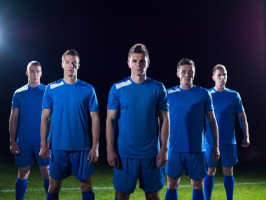 futbol oyuncuları zaferini kutluyor