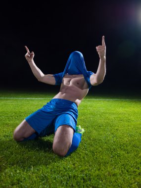 futbolcu ile kafasına jersey