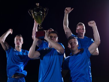 futbol oyuncuları zaferini kutluyor