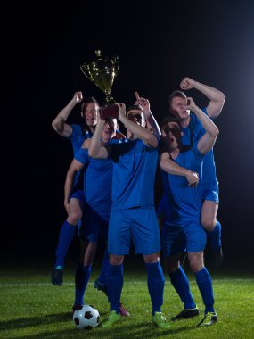 futbol oyuncuları zaferini kutluyor