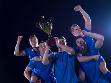 futbol oyuncuları zaferini kutluyor