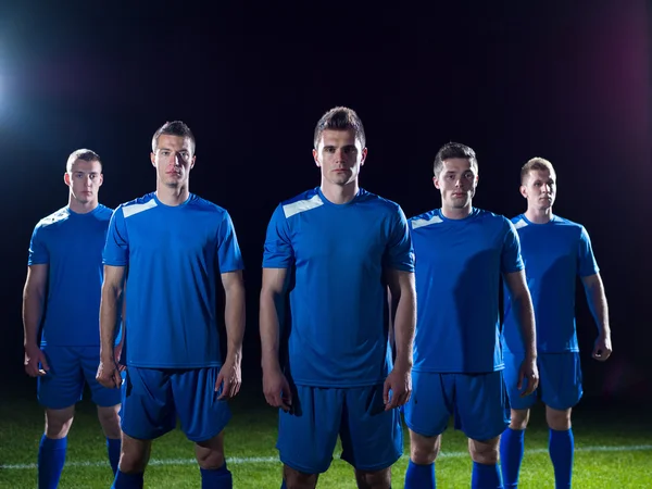 futbol oyuncuları zaferini kutluyor