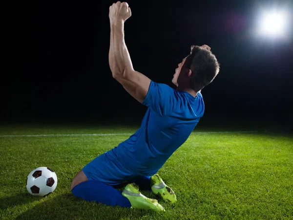 Joueur de football célèbre le succès — Photo