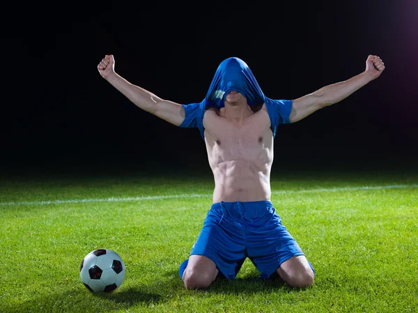 Jogador de futebol com camisa na cabeça — Fotografia de Stock