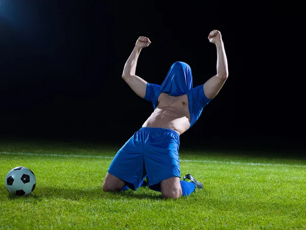 Jogador de futebol com camisa na cabeça — Fotografia de Stock