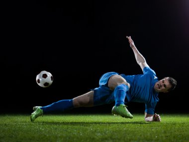 futbol oyuncusu tekme ile topu yapıyor