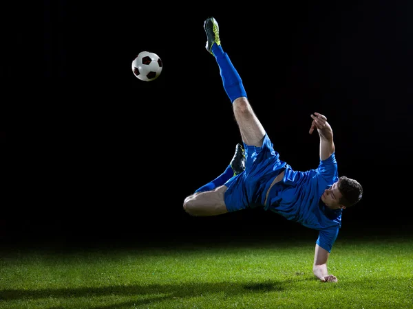 Giocatore di calcio calcia il pallone — Foto Stock