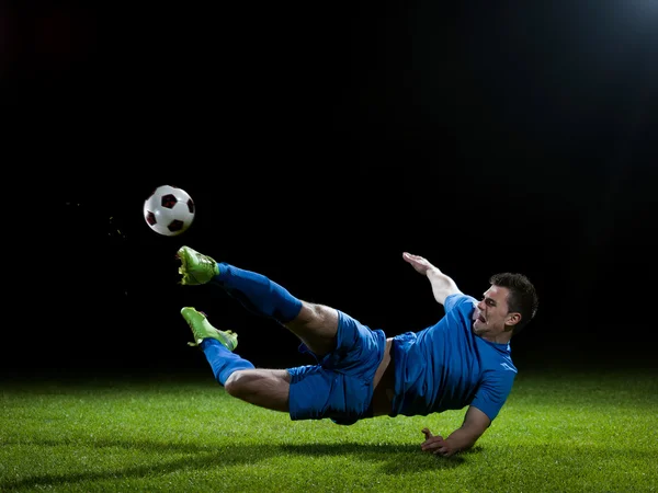 Jogador de futebol fazendo chute com bola — Fotografia de Stock