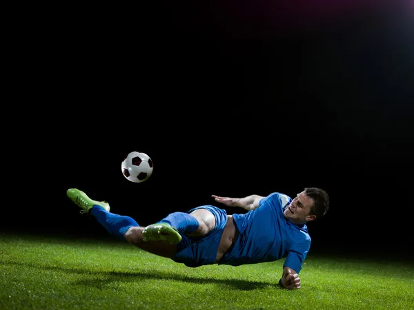 Giocatore di calcio che fa calcio con la palla — Foto Stock