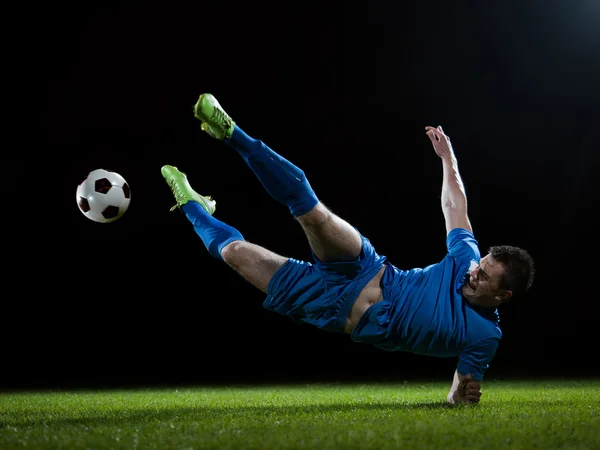 Jugador de fútbol haciendo patada con pelota — Foto de Stock