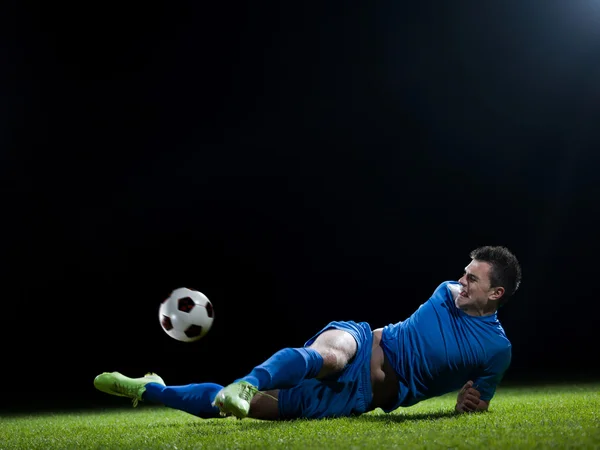 Jugador de fútbol patear la pelota — Foto de Stock