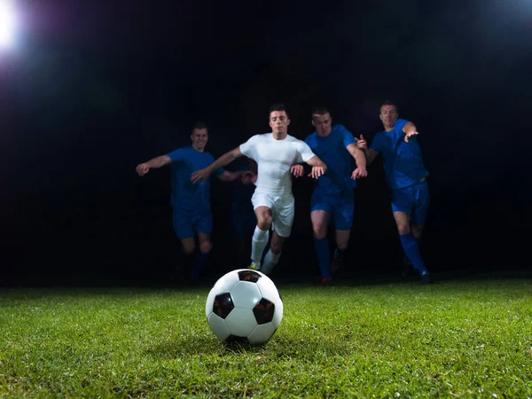 Jogadores de futebol duelo — Fotografia de Stock