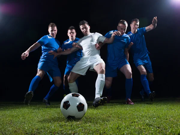 Jogadores de futebol duelo — Fotografia de Stock