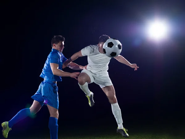 Jugadores de fútbol haciendo patada con pelota —  Fotos de Stock