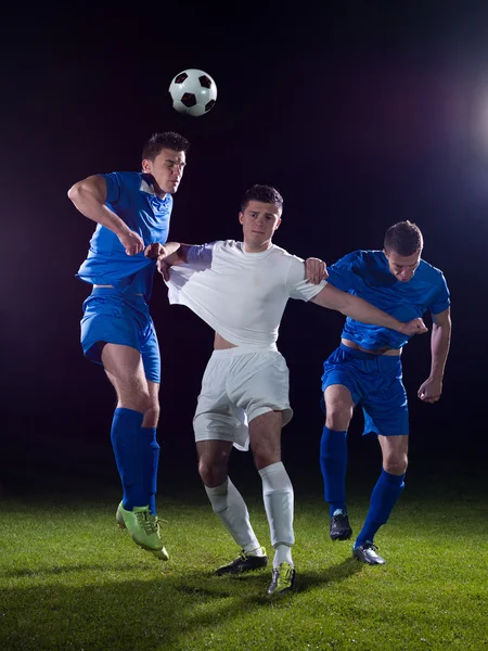 Jugadores de fútbol duelo — Foto de Stock