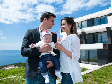 mutlu genç bir aile evde