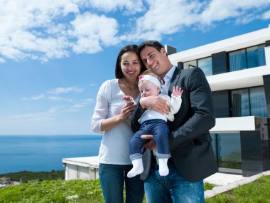 mutlu genç bir aile evde