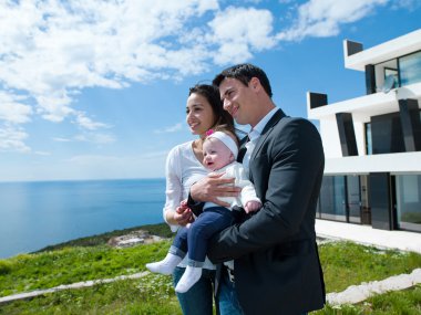 mutlu genç bir aile evde