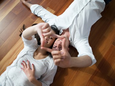 Evde rahat genç bir çift var.