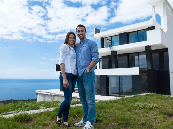 Família jovem feliz em casa — Fotografia de Stock