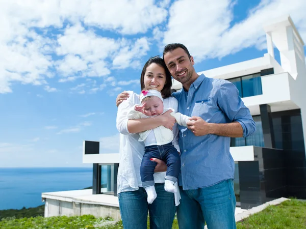 Família jovem feliz em casa — Fotografia de Stock