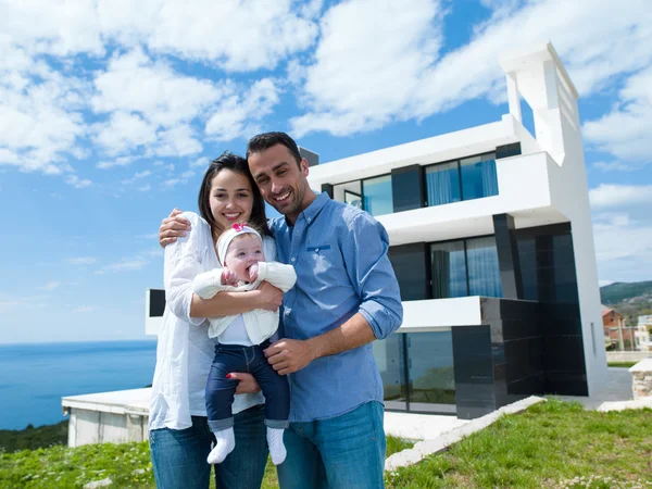 Glückliche junge Familie zu Hause — Stockfoto