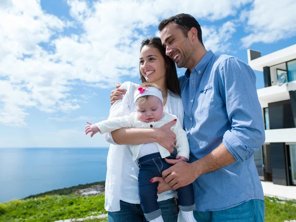 Família jovem feliz em casa — Fotografia de Stock