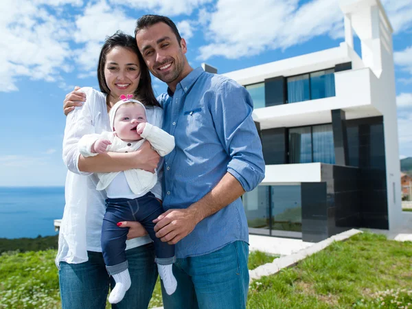 Família jovem feliz em casa — Fotografia de Stock