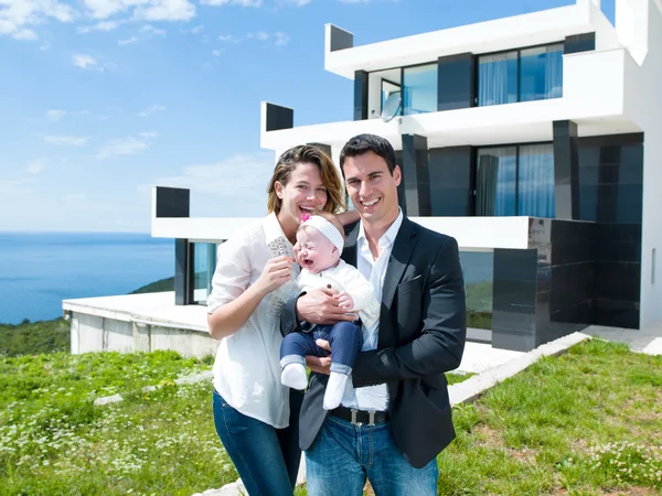 Família jovem feliz em casa — Fotografia de Stock