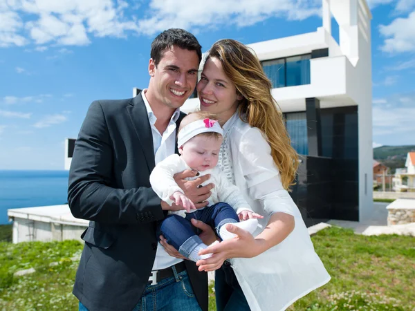 Família jovem feliz em casa — Fotografia de Stock