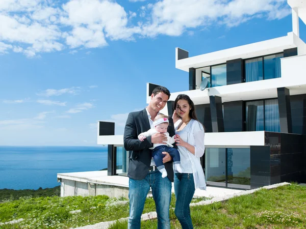 Família jovem feliz em casa — Fotografia de Stock